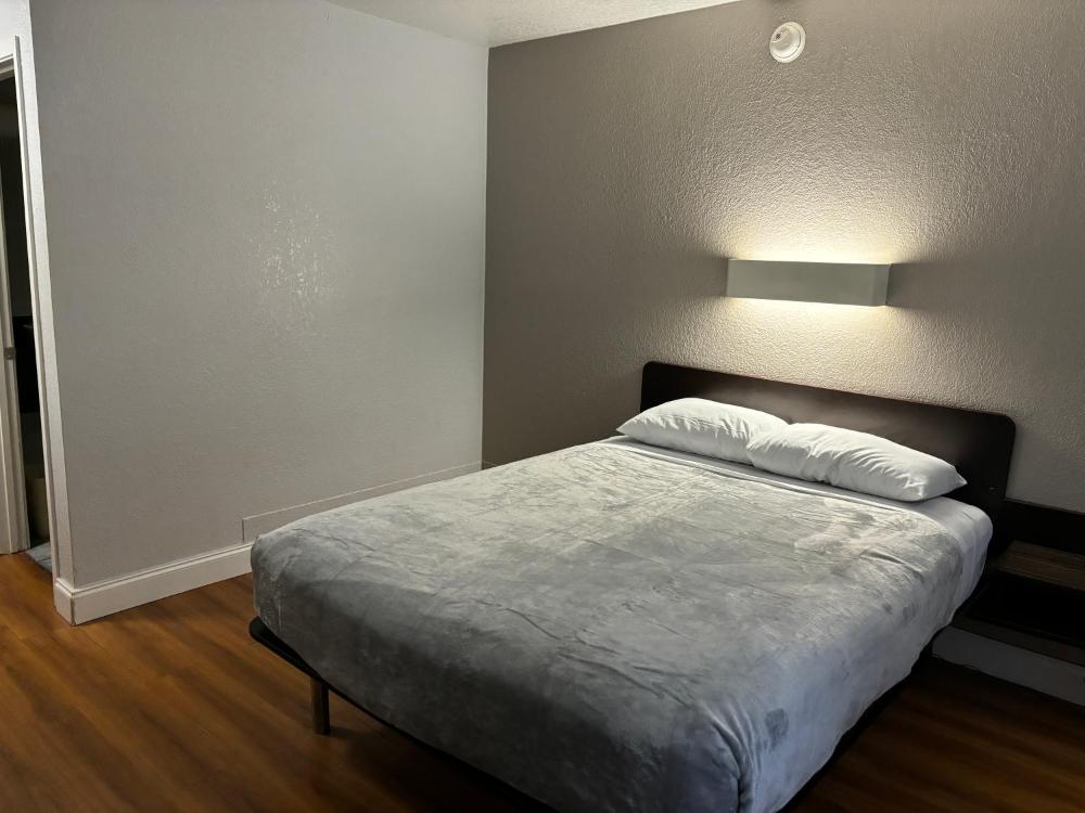 Queen Room - Non-Smoking interior
